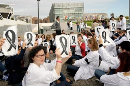 Trabajadores del Centro de Investigación Príncipe Felipe protestan ante la sede por los despidos que han comenzado en aplicación del ERE pero sin preaviso.