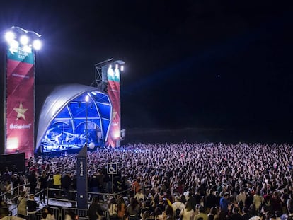 Concierto de Els Amics de les Arts en la playa de Bogatell, en Barcelona, en septiembre de 2015.