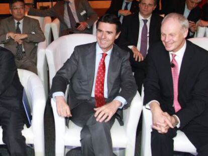 El presidente de la Comunidad de Madrid, Ignacio Gonz&aacute;lez, junto al secretario general de la OMT,  Taleb Rifai; el ministro de Industria, Jos&eacute; Manuel Soria, y David Scowsill, presidente de WTTC. 