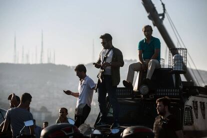 Policia i ciutadans després de l'intent de cop d'estat a Turquia.