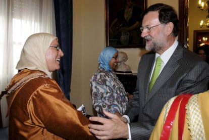 Mariano Rajoy saluda a una mujer ayer en Melilla tras comparecer ante los medios de comunicación.
