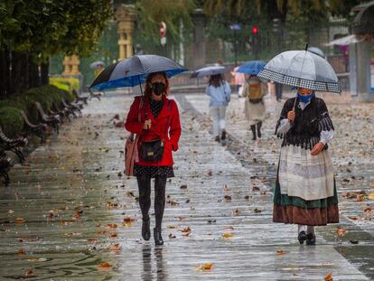 Dos mujeres pasen bajo la lluvia en el paseo de Los Álamos, en el centro de Oviedo, el pasado 25 de octubre.