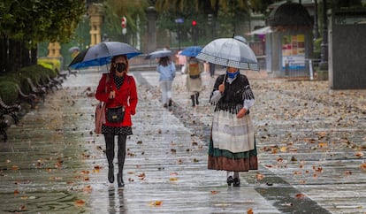 Dos mujeres pasen bajo la lluvia en el paseo de Los Álamos, en el centro de Oviedo, el pasado 25 de octubre.