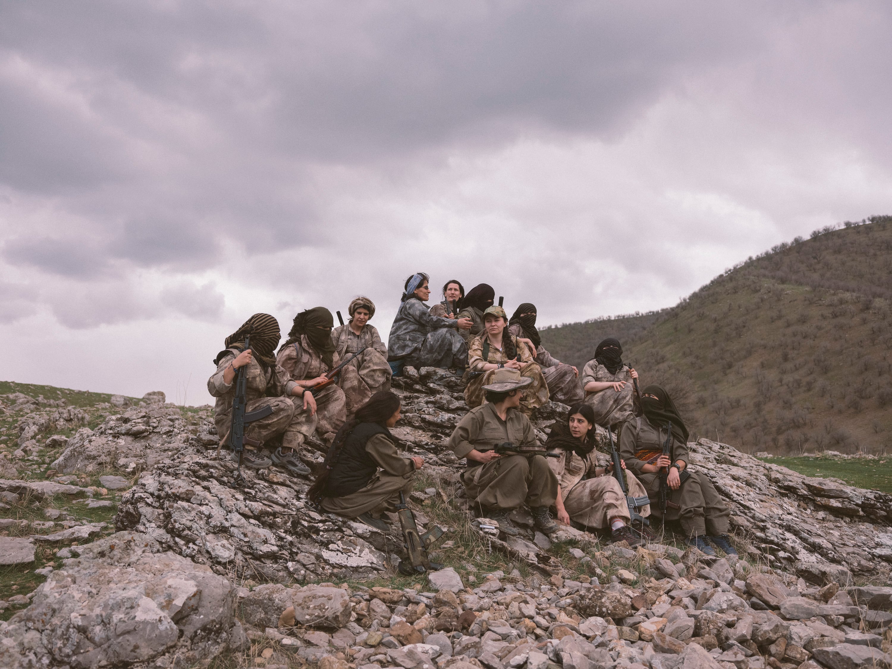 Un grupo de ‘havals’ kurdas descansa tras una larga marcha por las montañas donde se encuentran sus bases ocultas.