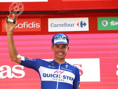 Enric Mas, con el trofeo de mejor joven de la Vuelta.