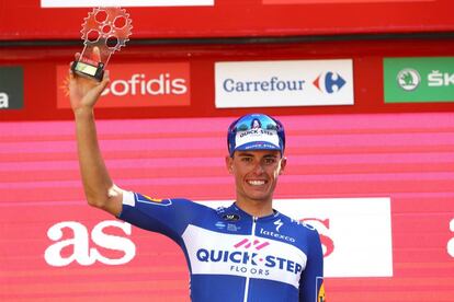 Enric Mas, con el trofeo de mejor joven de la Vuelta.