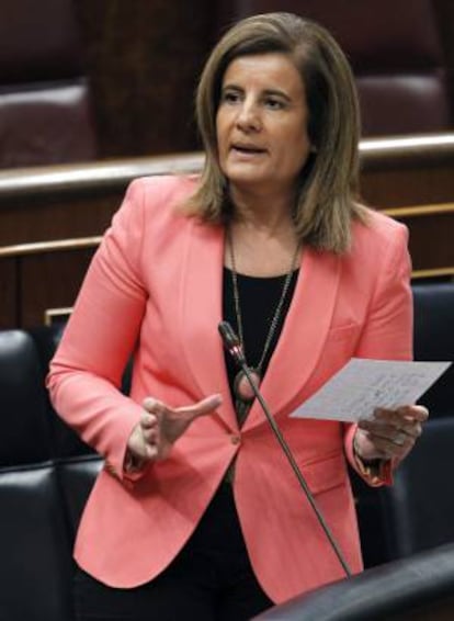 La ministra de Empleo y Seguridad Social, Fátima Báñez, durante su intervención en la sesión de control al Gobierno celebrada hoy en el Congreso de los Diputados.