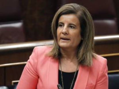 La ministra de Empleo y Seguridad Social, Fátima Báñez, durante su intervención en la sesión de control al Gobierno celebrada hoy en el Congreso de los Diputados.