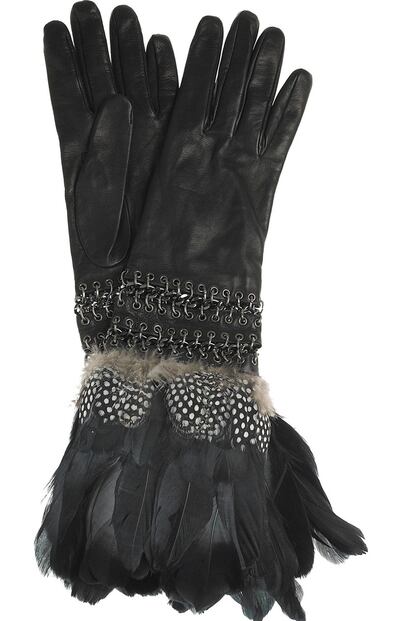 Guantes de Alexander McQueen en cuero negro, cadenas y plumas, disponible en The Outnet (669 euros).