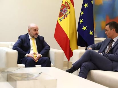 Sánchez con el presidente del Comité Español de Representantes de Personas con Discapacidad (Cermi), Luis Cayo en La Moncloa.