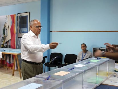 El candidato al Parlamento de Canarias por la Agrupación Socialista Gomera, Casimiro Curbelo, ejerce su derecho al voto en las pasadas elecciones.
