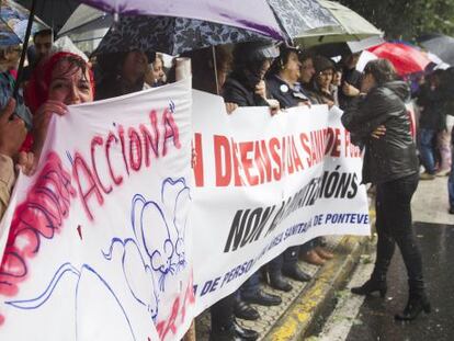 Protesta de trabajadores del Sergas este martes a las puertas del Parlamento gallego.