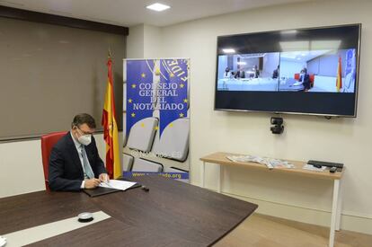 José Ángel Martínez Sanchiz, presidente del Consejo General del Notariado, durante la firma telemática del acuerdo.