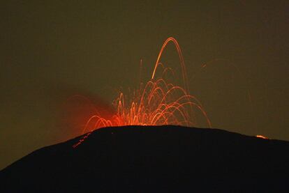 Actividad volcánica en el Monte Slamet, en Baturaden, Java central (Indonesia). 5 de mayo de 2014.