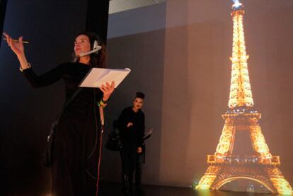 Esther García hace las veces de regidora durante el desfile de Hannibal Laguna en Cibeles Madrid Fashion Week.