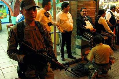 Un policía patrulla en julio de 2003 el Valle del Desierto de Ciudad Juárez.