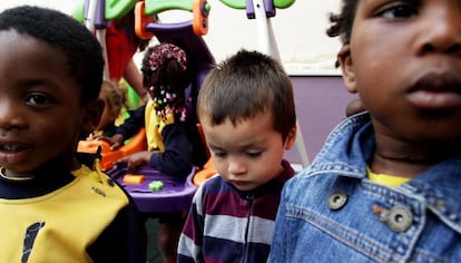 Niños en la escuela infantil de Casa Caridad en Valencia.