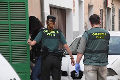 La Guardia Civil investiga el presunto asesinato de una mujer de 28 años de edad y de su hijo de siete.