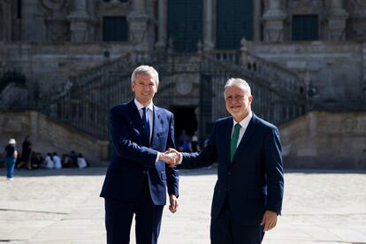 El ministro de Política Territorial y Memoria Democrática, Ángel Víctor Torres, junto al presidente gallego Alfonso Rueda, tras firmar el traspaso de las competencias en ordenación y gestión del litoral a la Comunidad Autónoma gallega.