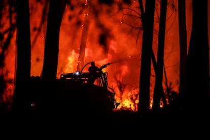 Un bombero luchaba contra las llamas esta madrugada desde su vehículo, en el incendio declarado en Gironda.