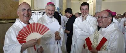 Sacerdotes antes de la misa de peregrinos