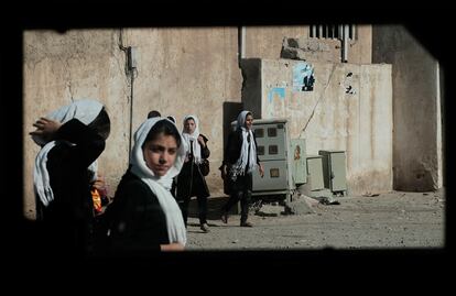 Unas colegialas afganas caminan por la calles de Herat, la tercera ciudad en importancia de Afganistán.