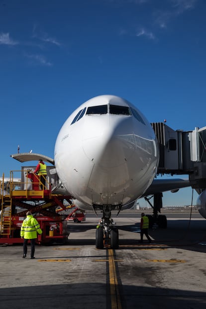 Carga de un avión de Iberia en el aeropuerto de Adolfo Suárez Madrid-Barajas.