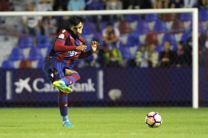 Chema golpea la pelota durante el partido ante el Cádiz.