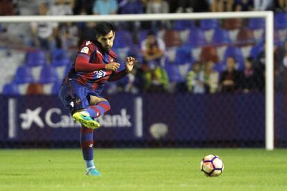 Chema golpea la pelota durante el partido ante el C&aacute;diz.