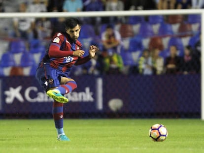 Chema golpea la pelota durante el partido ante el C&aacute;diz.