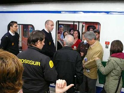 Algunos de los pasajeros que ayer se negaron a bajarse de los vagones hablan con los agentes.