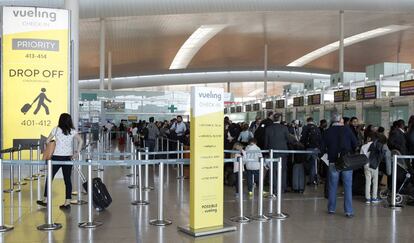 Clientes de Vueling en la zona de facturación del equipaje en el aeropuerto de Barcelona El Prat.