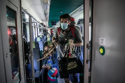 “Me gusta viajar”, dice Tudor Teodoresc que se baja en Brasov (Rumanía). “No sé quedarme quieto”.