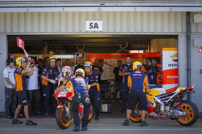 Dani Pedrosa sale de su box en el ensayo de flag to flag realizado en Silverstone.