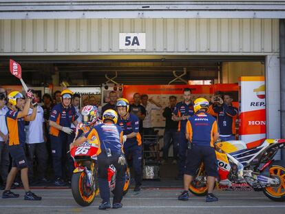 Dani Pedrosa sale de su box en el ensayo de flag to flag realizado en Silverstone.