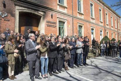 Concentración ante el vicerrectorado de la Universidad del País Vasco en Vitoria, el 2 de mayo de 2016, tras un ataque sufrido por el centro.