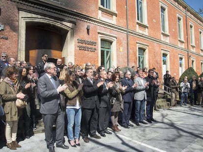 Concentraci&oacute;n ante el vicerrectorado de la Universidad del Pa&iacute;s Vasco en Vitoria, el 2 de mayo de 2016, tras un ataque sufrido por el centro.