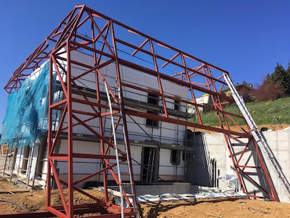 Fase de construcción de esta casa 100% desconectada de la red eléctrica. 