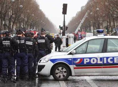 La policía bloquea el acceso al lugar en el que explotó un paquete bomba y mató a una mujer ayer en el centro de París.