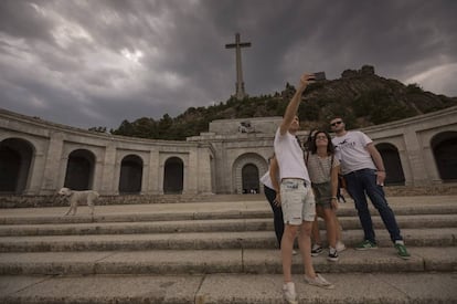 Unos turistas visitan el Valle de los Caídos.