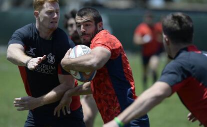 Rafa de Santiago, del equipo de rugby 7 español, avanza ante dos oponentes en San Francisco en 2016.