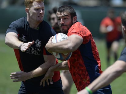Rafa de Santiago, del equipo de rugby 7 español, avanza ante dos oponentes en San Francisco en 2016.