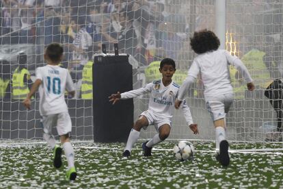 El hijo de Marcelo juega con el hijo de Cristiano. Dos promesas del fútbol.