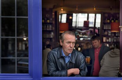 El escritor Martin Amis en un pub de Notting Hill, Londres.