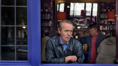 El escritor Martin Amis en un pub de Notting Hill, Londres.