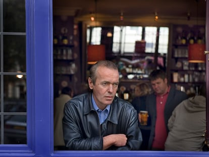 El escritor Martin Amis en un pub de Notting Hill, Londres.