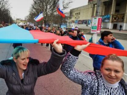 Manifestantes pro rusos marchan a las afueras del Parlamento de Crimea en SImfer&oacute;pol el s&aacute;bado. 