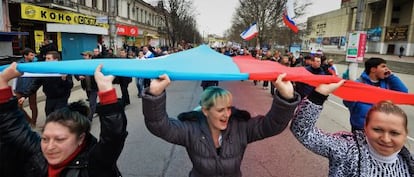 Manifestantes pro rusos marchan a las afueras del Parlamento de Crimea en SImfer&oacute;pol el s&aacute;bado. 