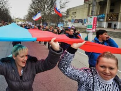 Manifestantes pro rusos marchan a las afueras del Parlamento de Crimea en SImfer&oacute;pol el s&aacute;bado. 