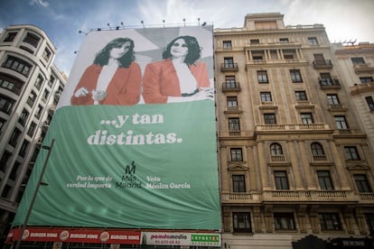 La lona que Más Madrid ha desplegado en la Gran Vía este viernes.